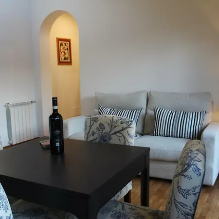 Daire San Lorenzo Market Cozy & Quiet *